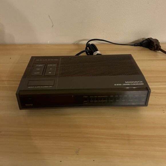 Magnavox D3150 AM FM Woodgrain Clock Radio 1983 Works tested Vintage - Picture 2 of 10